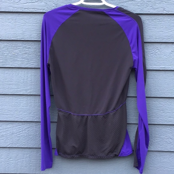 Fabletics Athletic Long Sleeve - Picture 4 of 9